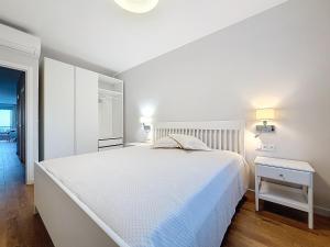 Seaview Promenade des Anglais 2brs apartment Parking cars 1800 kg max