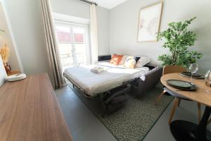 Old Town Diamond, adorable sunny apartment with AC