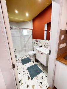 Modern Studio 2 private Kitchenette and Bathroom