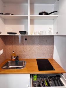Modern Studio 2 private Kitchenette and Bathroom