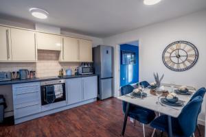 Modern 3 Bed, Ideal for Contractors, FREE PARKING - Central