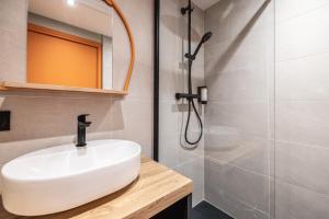 Hotels Hotel Base Camp Lodge - Albertville : Chambre Double ou Lits Jumeaux - Vue sur Jardin