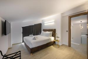 Cens Platinum Luxury Suites