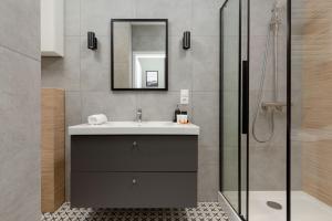 Central Apartment Emilii Plater by Noclegi Renters