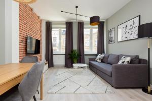 Central Apartment Emilii Plater by Noclegi Renters