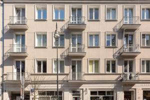 Central Apartment Emilii Plater by Noclegi Renters
