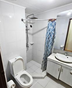 1BR Limketkai condo with WiFi, Netflix and Pool at One Oasis