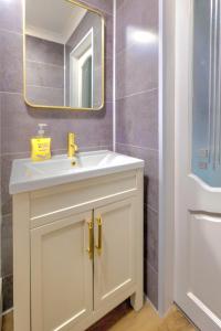 Cosy 4 Bedroom Home In Glasgow City - Free Parking