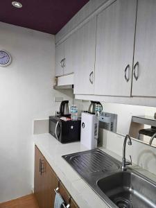 1BR Limketkai condo with WiFi, Netflix and Pool at One Oasis