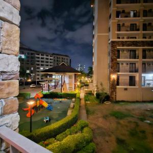 1BR Limketkai condo with WiFi, Netflix and Pool at One Oasis