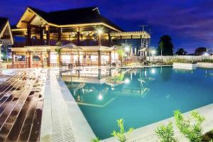 1BR Limketkai condo with WiFi, Netflix and Pool at One Oasis