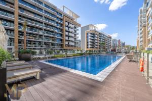 Marcopolo - Chic Studio Huge Balcony & Top-Notch Amenities