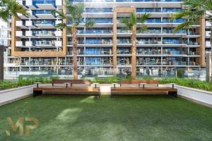 Marcopolo - Chic Studio Huge Balcony & Top-Notch Amenities