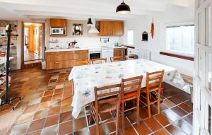 Maisons de vacances Nice Home In Plouguerneau With Wifi : photos des chambres