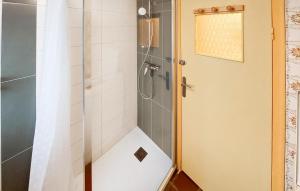 Maisons de vacances Nice Home In Plouguerneau With Wifi : photos des chambres