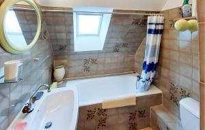 Maisons de vacances Nice Home In Plouguerneau With Wifi : photos des chambres