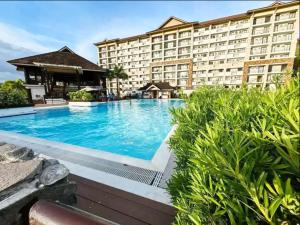 1BR Limketkai condo with WiFi, Netflix and Pool at One Oasis