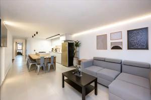 Luxury 5BR 6Bath Apartment with Jacuzzi in Manila