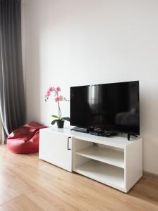 Wola Expo City View Central Apartment by BookingHost