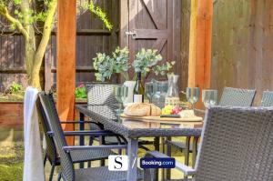 LastMinOffer 10pc Off I A Lovely Executive Home for Families or Contractors I A Lovely Garden and Parking Space I Wifi I Early check-in or Long Term Rates Available I SILVA Short Term Lets 4 out of 5 from over 650 stays