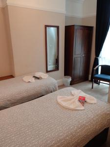 Twin Room with Private Bathroom room in Charlotte Guest House