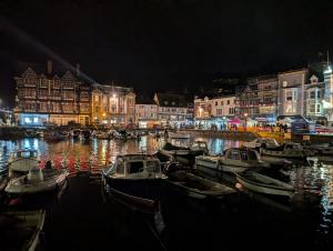 MIDSHIPS A HOLIDAY HOME IN DARTMOUTH SLEEPS UPTO 6 PEOPLE ,PET FRIENDLY , 10 MINUTES WALK TO Town CENTRE WITH PARKING included