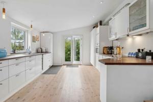 Lovely Secluded Cottage In Dronningmølle