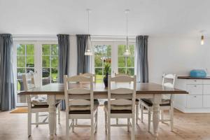 Lovely Secluded Cottage In Dronningmølle