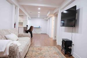 Adorable 3 Bedroom Apartment with Free Parking