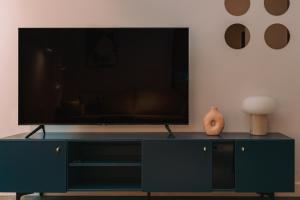 Stylish and Modern Apartment with Vibrant Décor