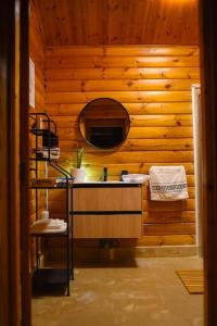 La casica de madera con Jacuzzi exterior y barbacoa