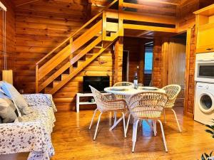 La casica de madera con Jacuzzi exterior y barbacoa