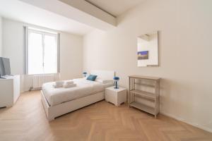 Charming 2-Bedroom Apartment in Milanese Building