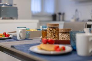 Charming 2-Bedroom Apartment in Milanese Building