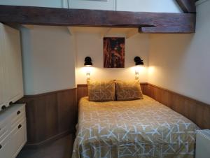 VRYE HEERLYKHEYD ( adults only ) studio 3