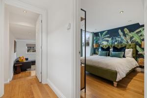 City Centre Apartment with Cathedral Views and FREE Parking- Self check in