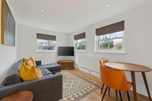 City Centre Apartment with Cathedral Views and FREE Parking- Self check in