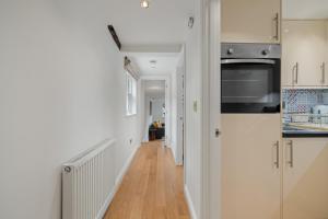 City Centre Apartment with Cathedral Views and FREE Parking- Self check in