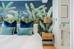 City Centre Apartment with Cathedral Views and FREE Parking- Self check in