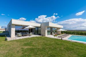 Villa Miracle with pool hydromassage & sauna 