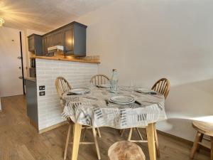 Studio cabine rénové au pied des pistes - FR-1-455-256