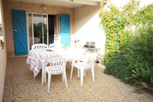 Belle villa plein sud semi-climatisée 4 couchages 2 chambres terrasse, piscine commune parking dans résidence sécurisée 200m de la plage LRMA54