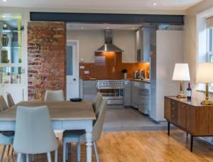 Hamilton Lodge a 6 bedroom seaside Holiday Home Hosting Happiness