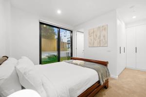Spacious and Modern 2BR in Prime Location Burwood