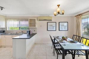 Homy Spacious 4B2B w Parking steps to Malls Dining