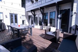 Minutes to Downtown Huge Outdoor Deck HOT TUB