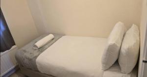 Cosy House- Sleeps 7 Centrally Located Free Parking, Fast WIFI Smart Tv with Sky and Netflix Business Travellers Relocators Leisure Welcome