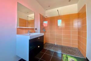 Maisons de vacances Villa Contemporaine Piscine Jacuzzi : photos des chambres