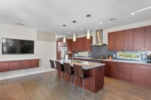 Steps to The Gulch 4BR 3,5 BA Rooftop Wet Bar