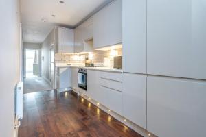 Modern Flat with Balcony next to Station by CTO Serviced Accommodation